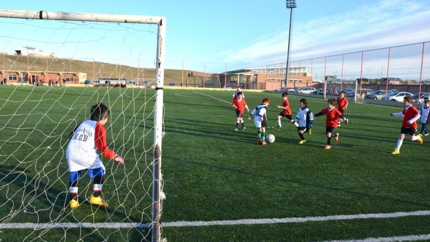 Dos equipos benjamines disputan un partido de fútbol de competición federada.