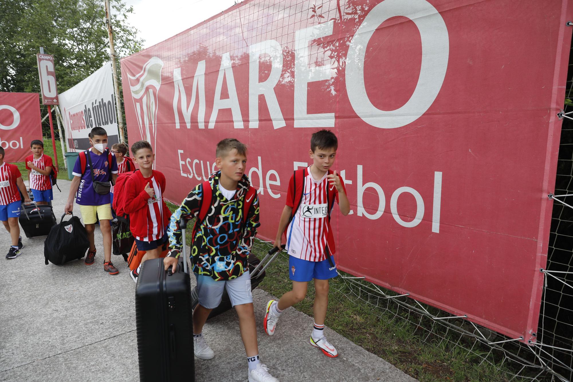 En imágenes: La escuela del fútbol del Sporting recibe a un centenar de jóvenes del primer turno del campus