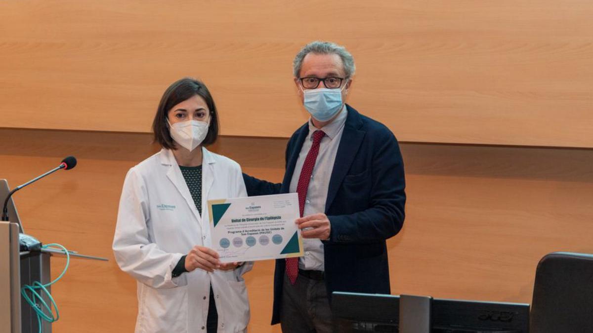 La doctora Martínez recibe la acreditación del gerente Pomar. | HUSE