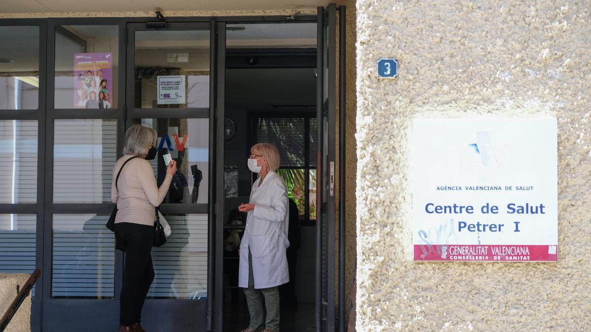 Una paciente y una profesional de la salud hablando en la puerta del Centro de Salud de Petrer