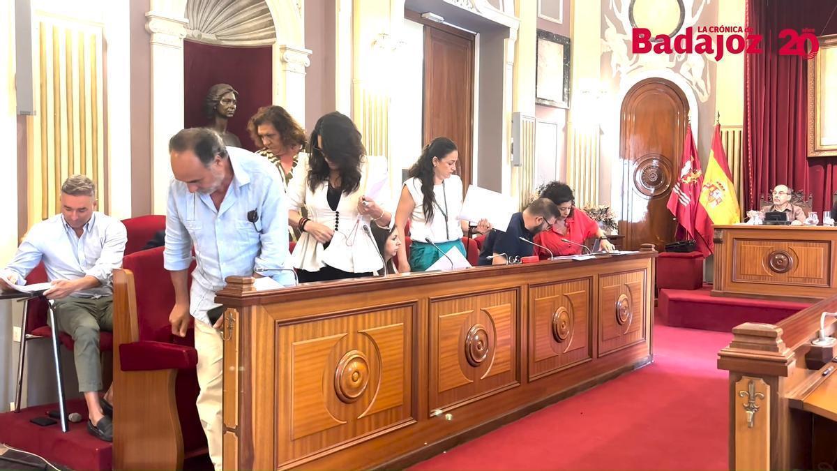 Video | El PSOE de Badajoz abandona el pleno en el ayuntamiento cuando se iba a tratar una moción de Vox sobre la “corrupción de Pedro Sánchez”