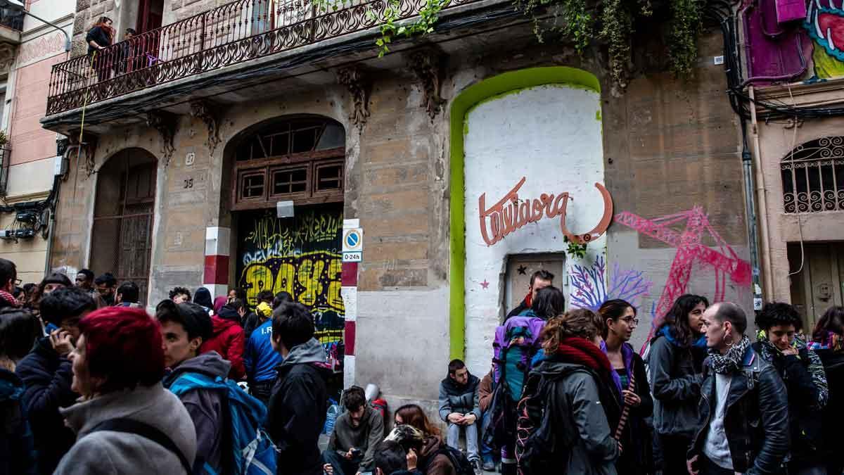 Decenas de personas se concentran para evitar el desalojo de Casa África, en Barcelona.