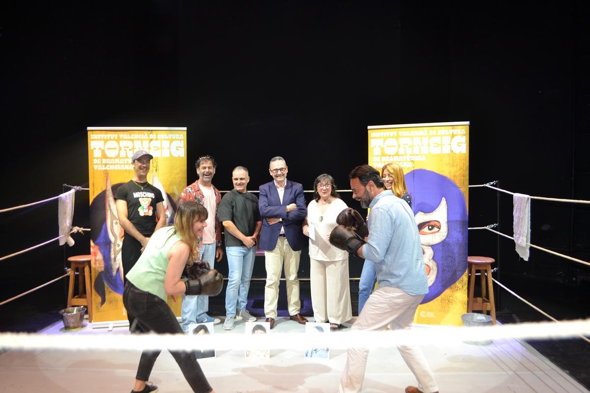 Marta Chust Jaén fingiendo una pelea con Sergio Villanueva en la presentación del torneo