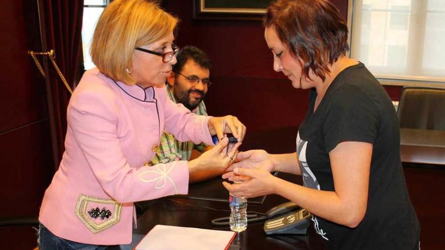 Verónica Noval, a la derecha, tomando posesión de su cargo ante la alcaldesa, Amparo Antuña.