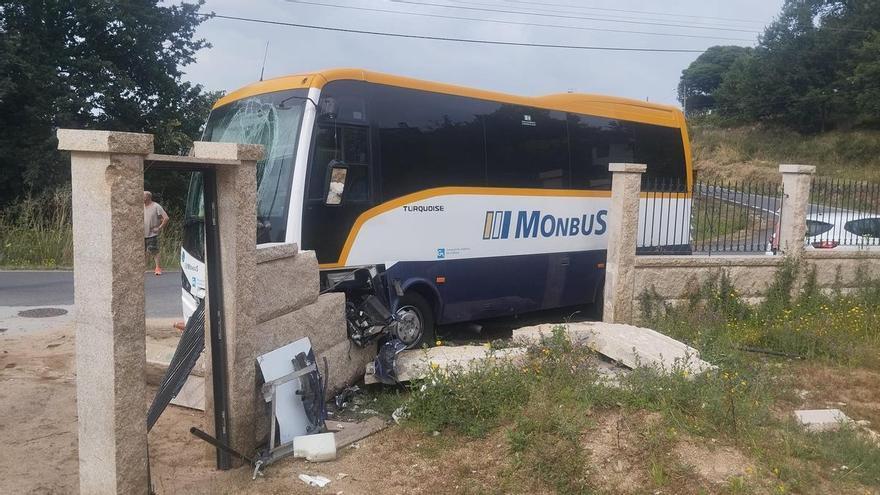 pasajeros se estrella contra el muro de una finca en Pereiro de Aguiar