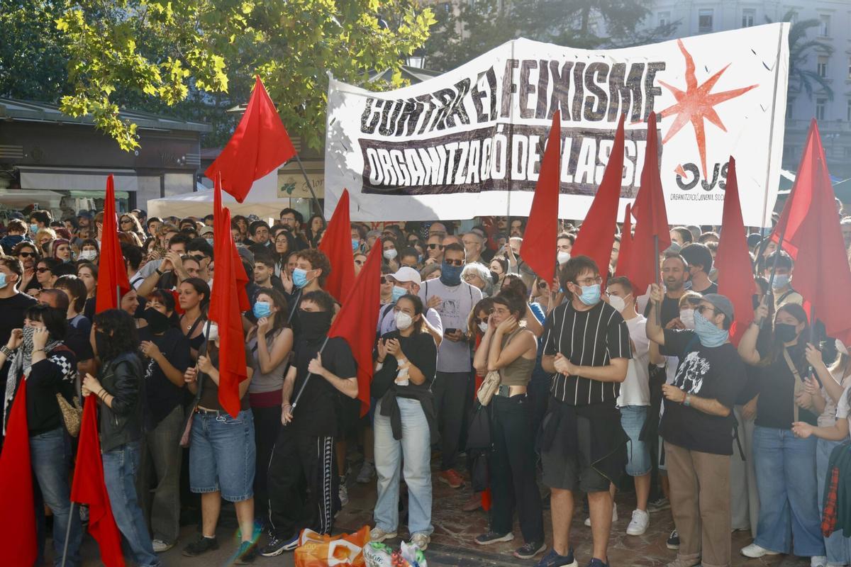 Valencia. Plaza del ayuntamiento campamento por una vivienda digna. Acampada, Protesta Concentración por una convocatoria de un grupo ultra de extrema derecha que amenazaba con atacar a los asentados en la plaza Vlc
