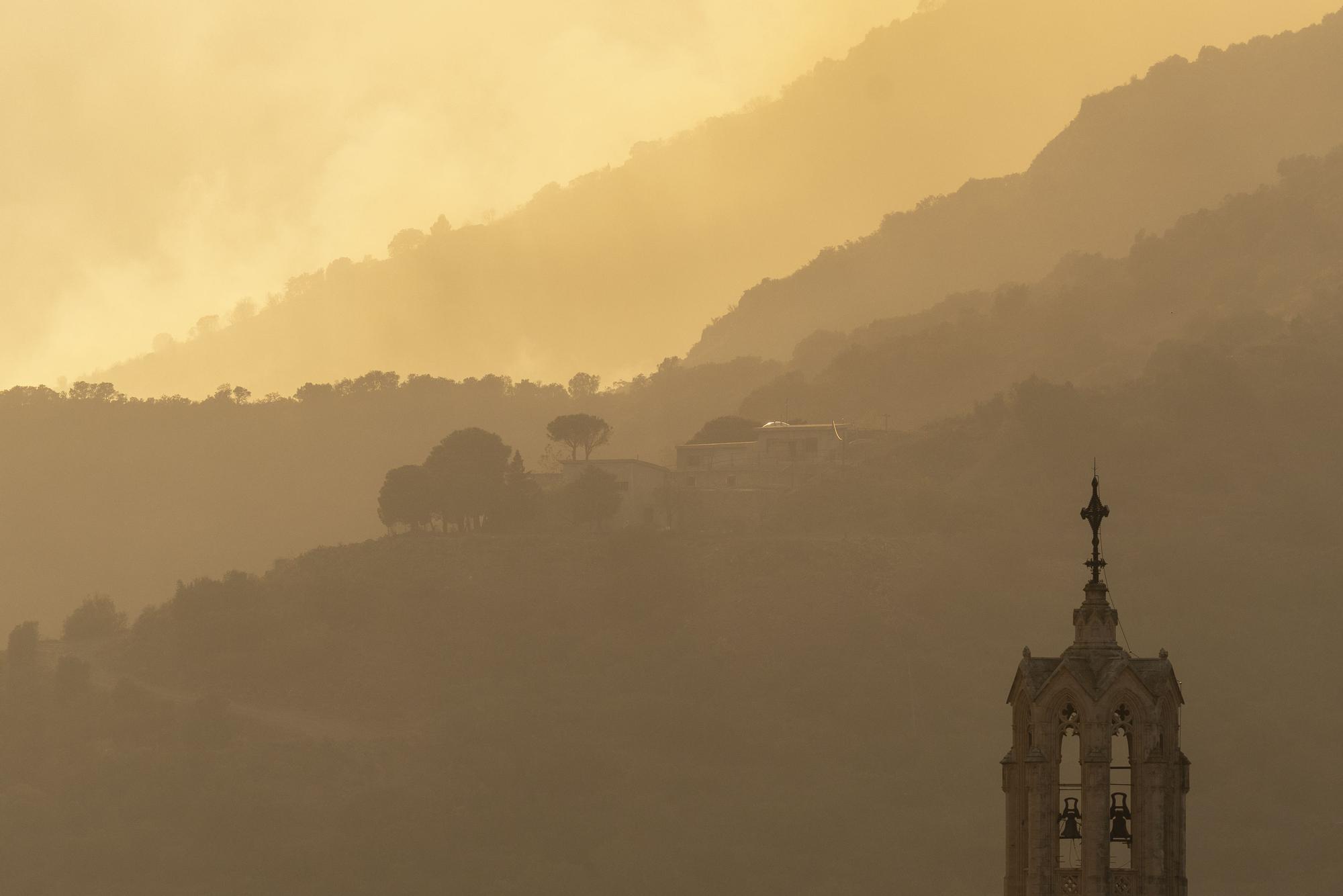 Un incendi sense control atiat per la tramuntana alerta Portbou