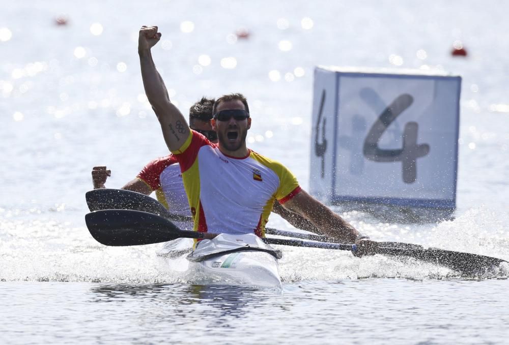 Los deportistas celebran su oro //REUTERS