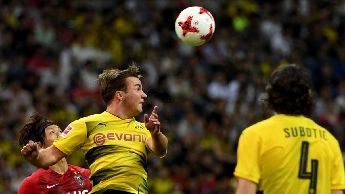 Götze cabecea un balón en presencia de su compañero Subotic