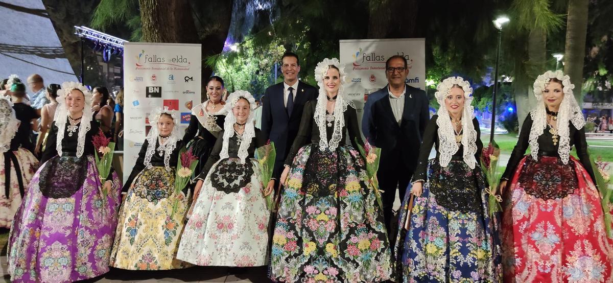 El alcalde, el concejal de fiestas y la presidenta de la Junta Central de Fallas con las nuevas falleras mayores de Elda.