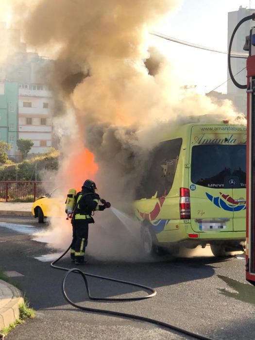 Aparatoso incendio de una guagua en Pedro Hidalgo.