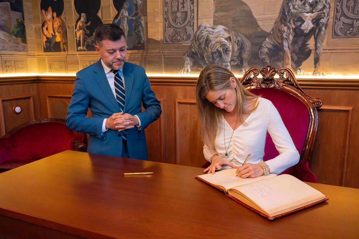 Sara Aagesen firma el libro de honor del Ayuntamiento de Gáldar frente a Teodoro Sosa