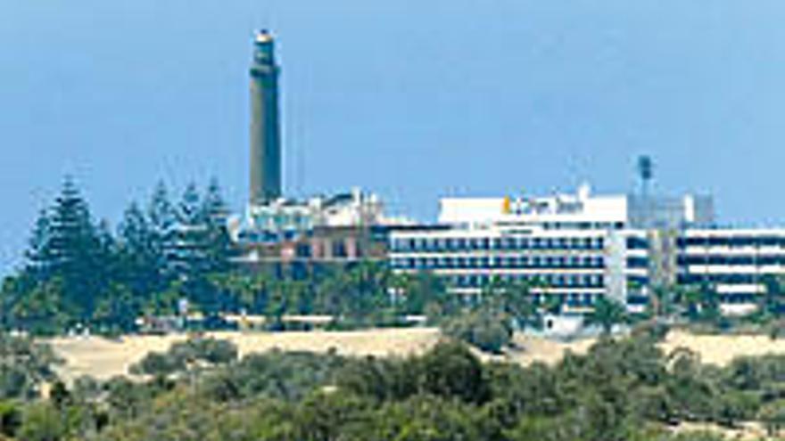 Un grupo de turistas se adentra en las Dunas de Maspalomas, ayer.  S. BLANCO