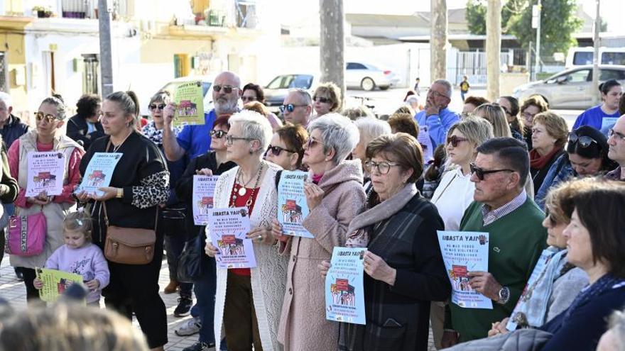 Decenas de residentes de la diputación congregados en la plaza del Centenario. | IVÁN URQUÍZAR