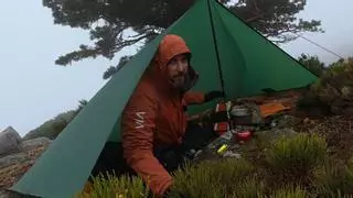 Así se enfrenta Rubén Spiral, instructor de montaña, a una de las noches más peligrosas en la montaña: "Viento, lluvia y temperaturas que rondan los cero grados. El peligro de hipotermia es extremo"