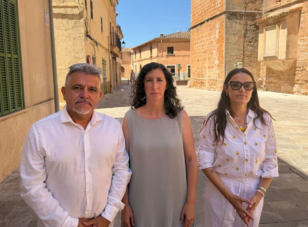 Los socialistas Tino Davia, Amanda Fernández y Marga Fullana han reclamado la reprobación de la alcaldesa de Santanyí.