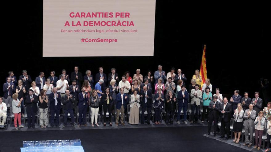 El acto de presentación del referéndum en el TNC.