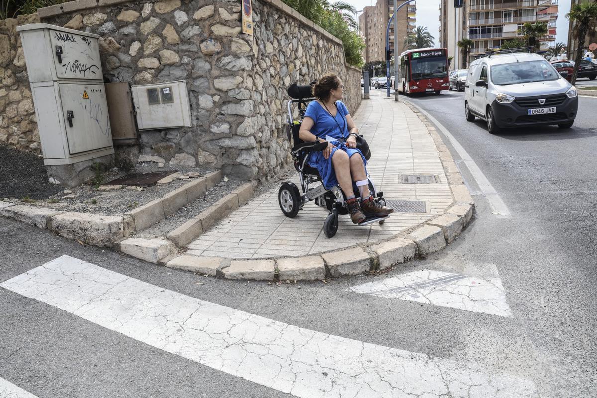 Una vecina de La Albufereta, junto a un paso de peatones con escalón.