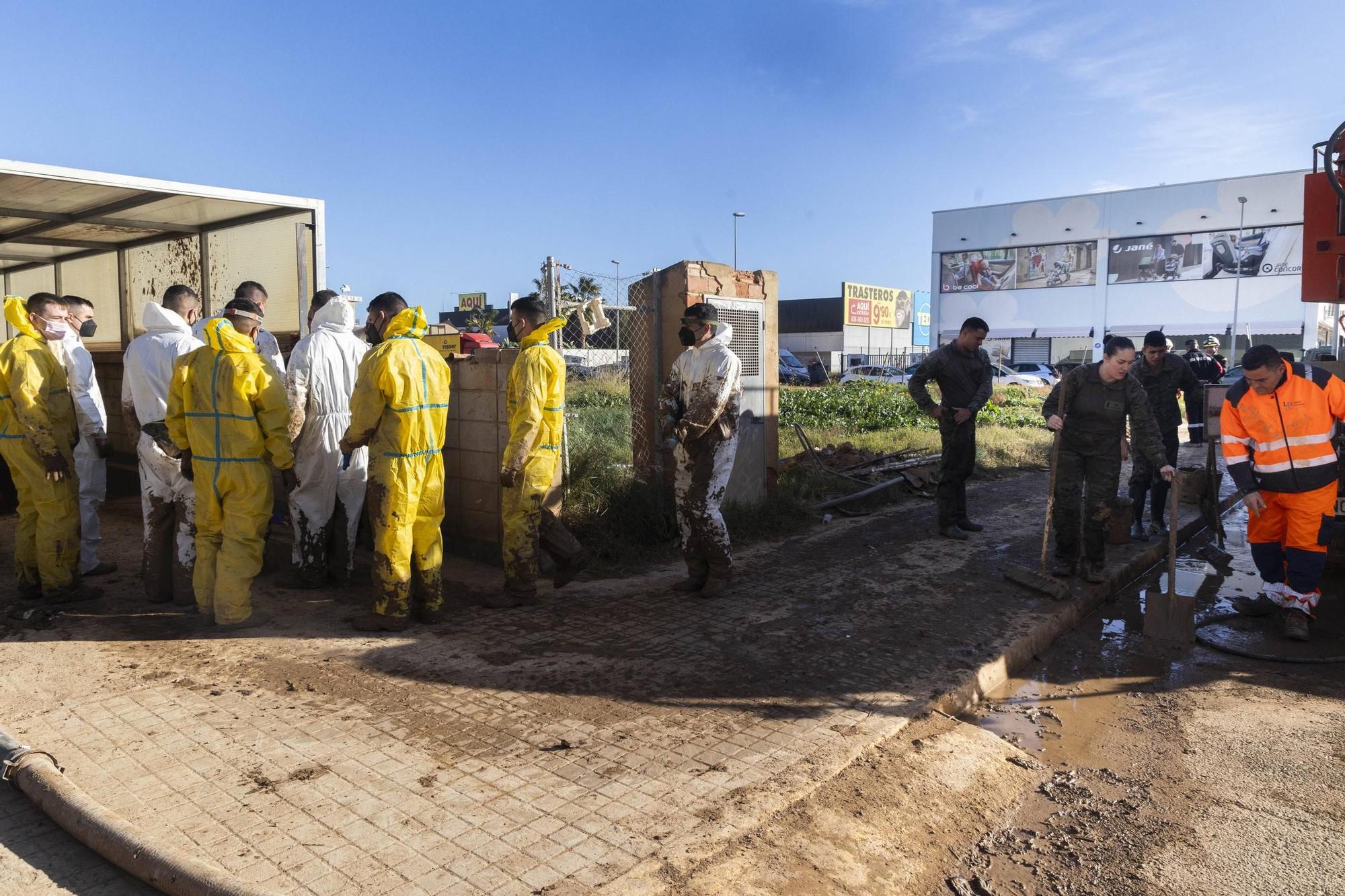 Preparados para entrar a limpiar un parking subterráneo.