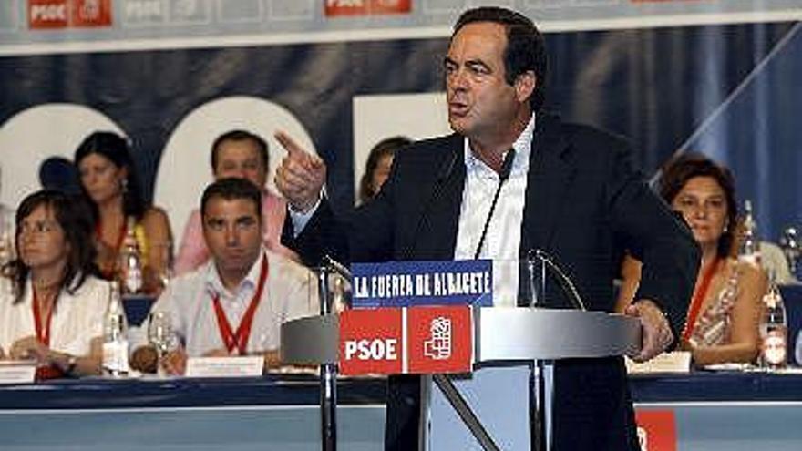 El presidente del PSOE de Castilla-La Mancha y del Congreso, José Bono, durante su intervención en la inauguración del XIII Congreso Provincial del PSOE en Albacete, donde también intervinieron la alcaldesa de Albacete, Carmen Oliver, y la vicepresidenta segunda de la Junta y consejera de Economía y Hacienda, María Luisa Araújo.