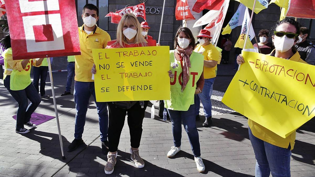 Concentraciónde trabajadores de Correos celebrada ayer delante de la oficina de la plaza de España.