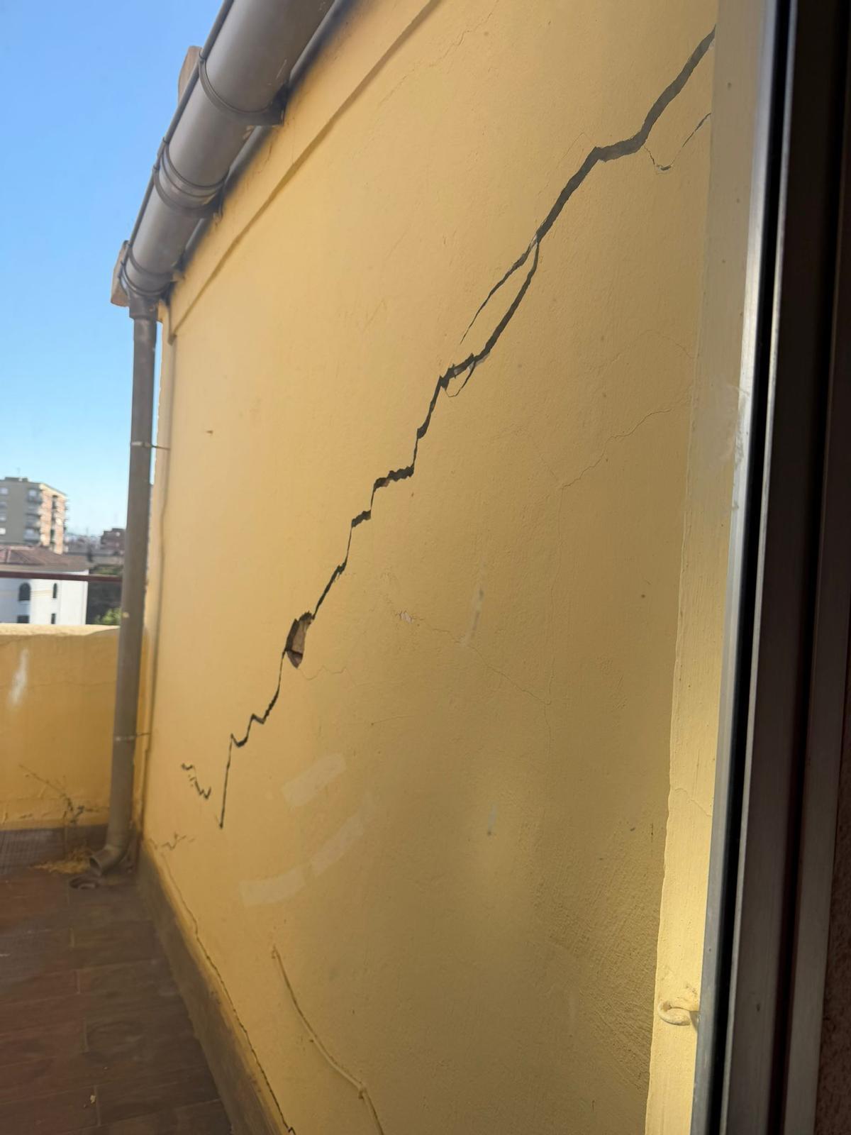 Estas son las grietas del edificio que tuvo que ser desalojado en el centro de Zaragoza