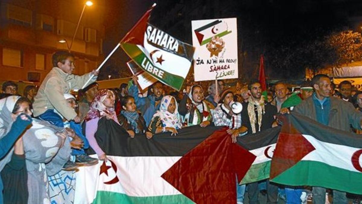 Protesta pacífica 8 Concentración de saharauis y simpatizantes de su causa frente al consulado de Marruecos en Barcelona, ayer.