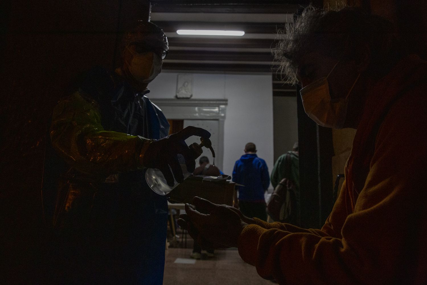 Entrega de alimentos en el convento de las Monjas de la Sangre