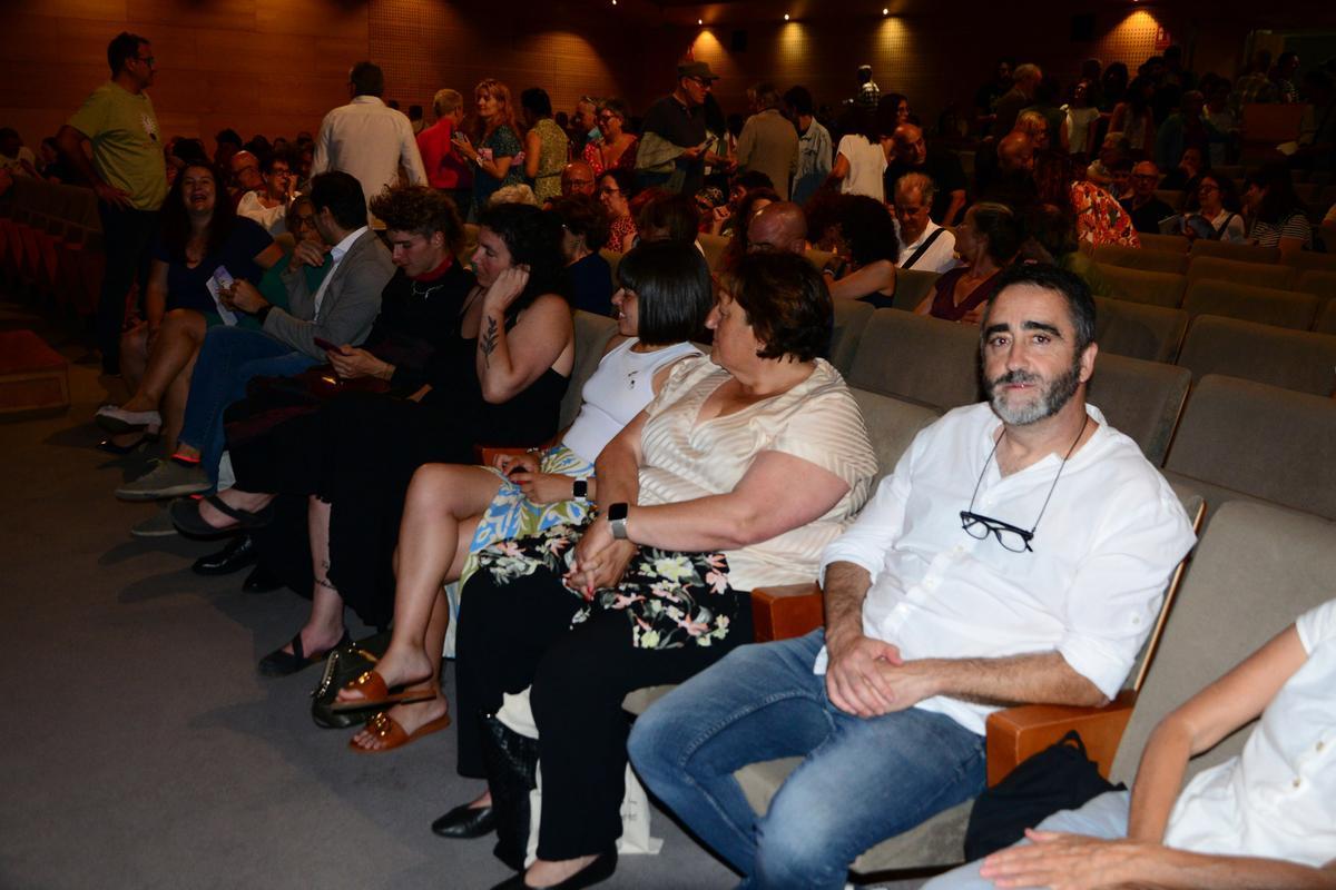 Representantes políticos del Concello de Cangas, ayer en la inauguración de la Mostra de Teatro.