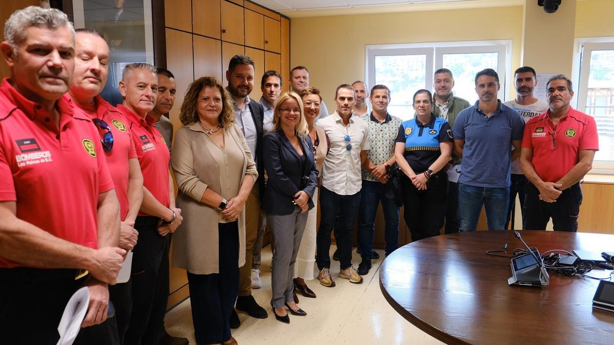 Imagen de los nuevos mandos y del nuevo técnico junto a los concejales Esther Martín y Josué Íñiguez