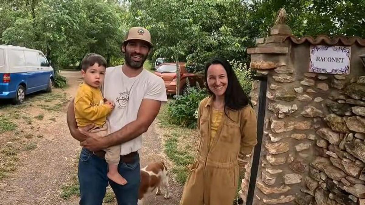 Boris, Rosa, Riu i Pupi a la seva casa enmig del camp.