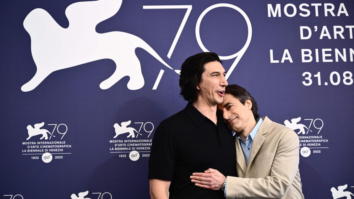 Adam Driver y el director estadounidense Noah Baumbach, en la presentación de la película &quot;Ruido de fondo&quot;,en la Mostra de Venecia.