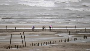 Pescadores terminan su trabajo en la playa cuando se acerca el tifón Doksuri en Fuzhou, China, el 27 de julio de 2023. EFE/EPA/Xinhua/Wei Peiquan