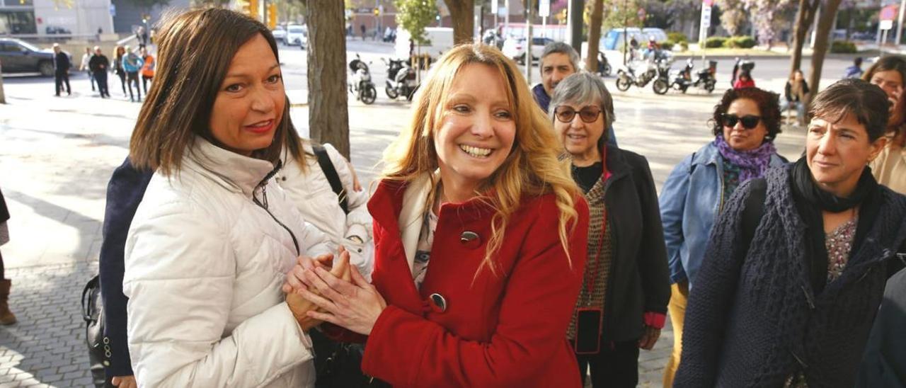 Silvia Aquiles (con abrigo rojo) y su amiga Isabel, en las puertas de la Ciutat de la Justícia de Barcelona.