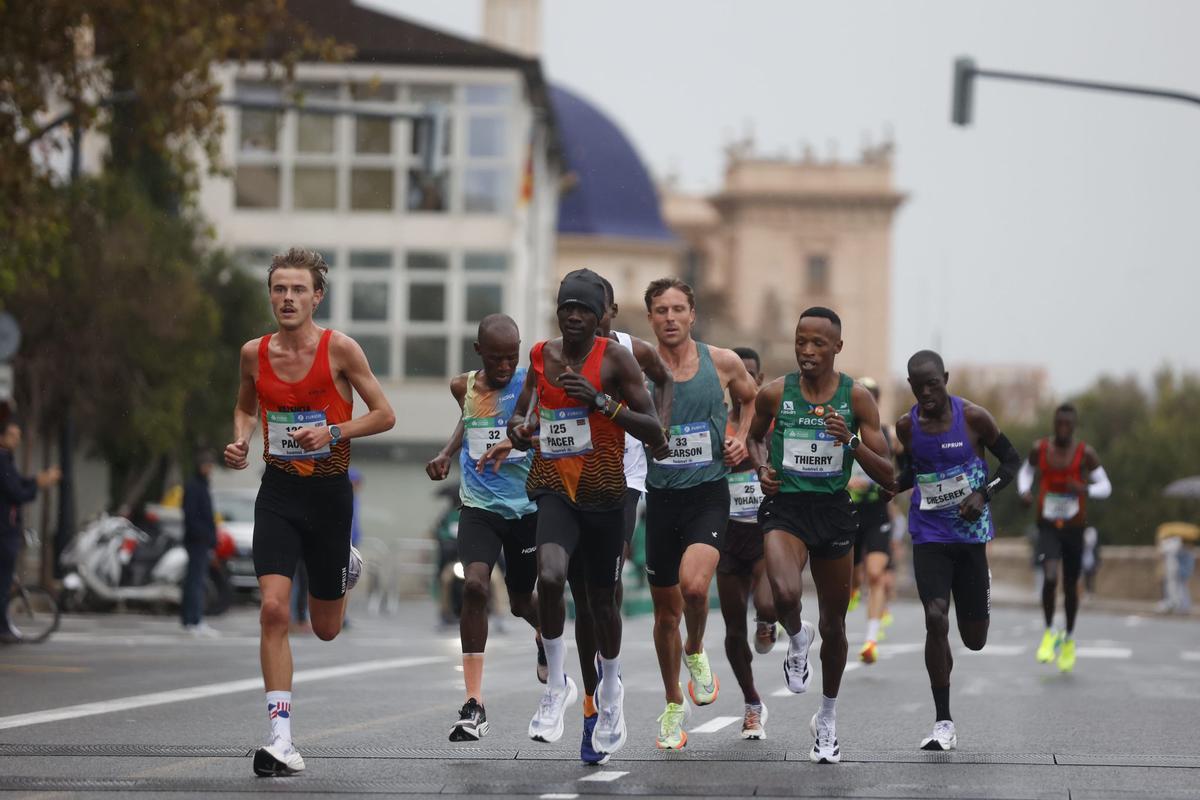 Thierry Ndikumwenayo, en su grupo en los primeros kilómetros.