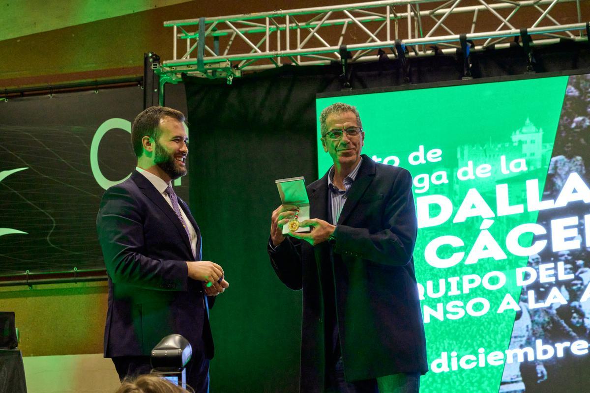 El alcalde junto al capitán Juan Méndez.