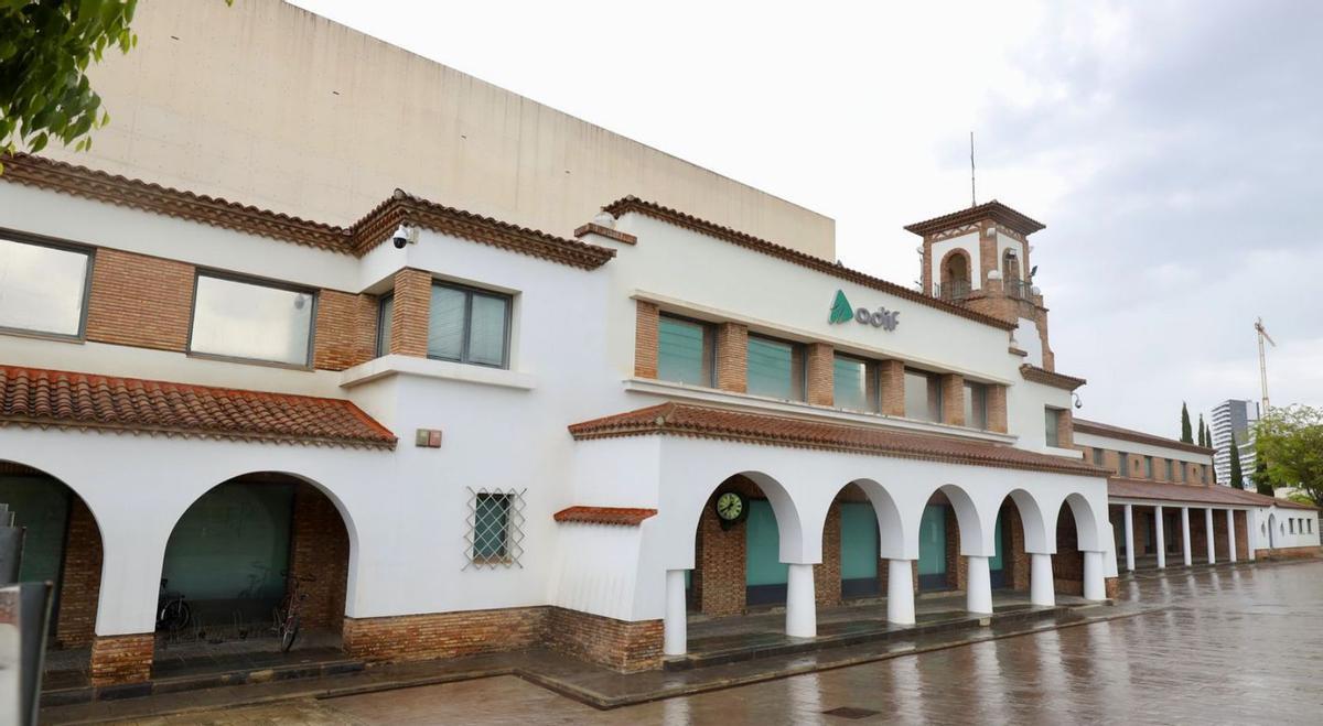 La antigua estación de Caminreal se sitúa justo frente a la moderna estación intermodal de Delicias.  | LAURA TRIVES