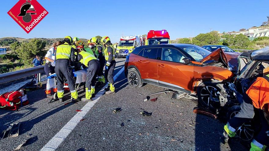Fallece en el hospital una mujer de 45 años herida en la colisión de tres vehículos en Finestrat