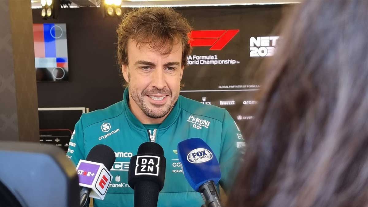 Alonso, en rueda de prensa a su llegada al circuito de Bakú