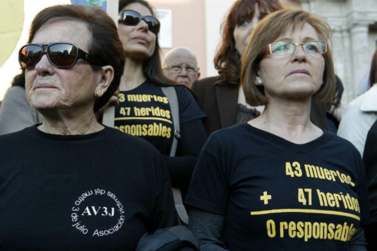 Dos mujeres durante la concentración del día de hoy, convocada por la ’Asociación de víctimas del metro del 3 de Julio’.
