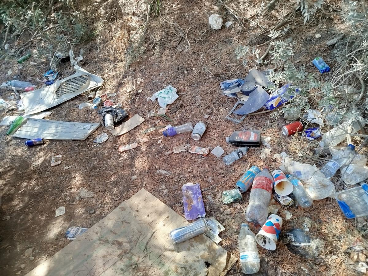 Denuncian suciedad y robos en un aparcamiento público junto a la playa de Cala Major