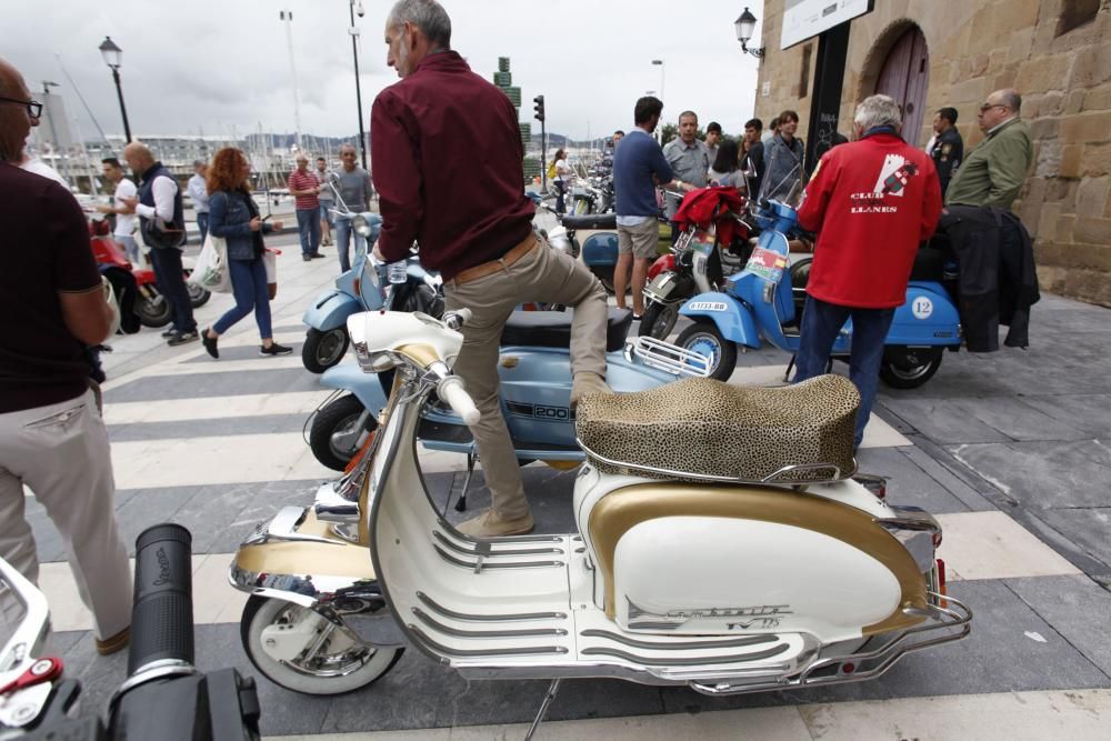 Concentración de Vespas y Lambretas en el Euroyeyé de Gijón