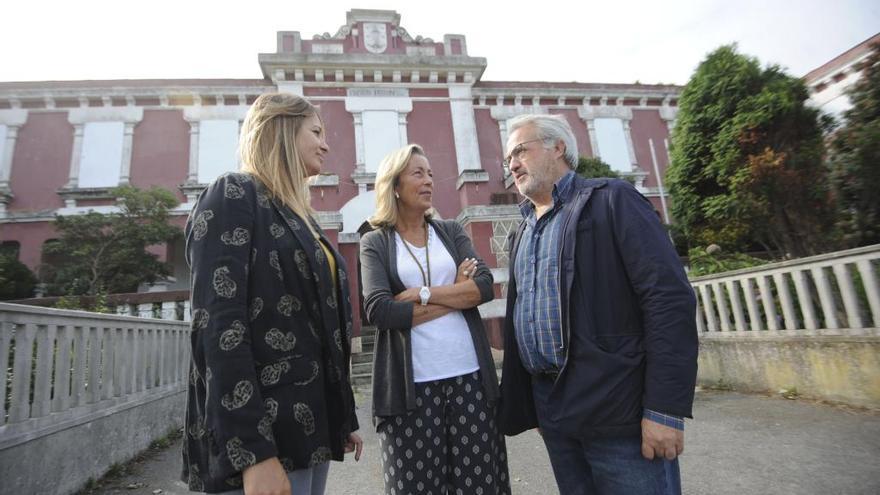 La portavoz del PP, Rosa Gallego, en el centro, con la exedil popular Lucía Canabal y el concejal Roberto Coira, ante la cárcel hace un año.
