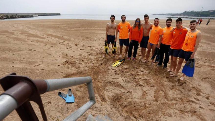 Algunos de los socorristas de la campaña del verano pasado posan en la playa de Luanco.