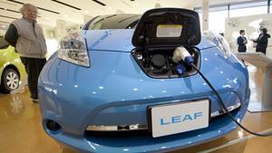 Un hombre observa un coche eléctrico del modelo Leaf, de Nissan, en la fábrica de la compañía en Oppama (Japón).