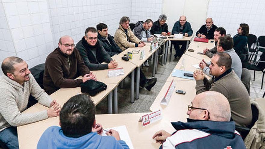 El comité de empresa de Emaya celebró ayer una reunión tras las asambleas de trabajadores.