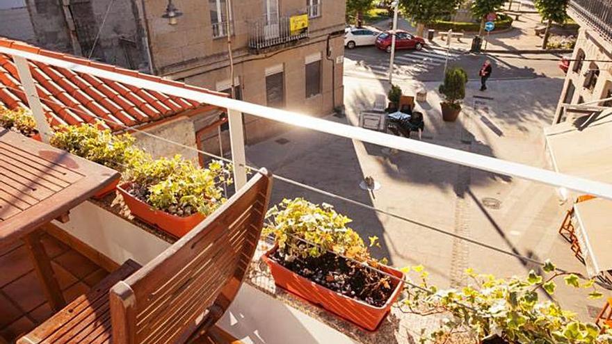 Terraza con vistas a la alameda de Cangas desde la vivienda Ático do Arco. |   // FDV