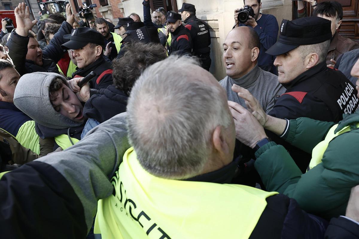 Los agricultores intentan entrar al Parlamento de Navarra por la fuerza