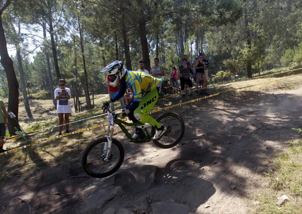 Ángel Suárez firma la bajada perfecta en la exigente bajada de Fragoselo, en Coruxo