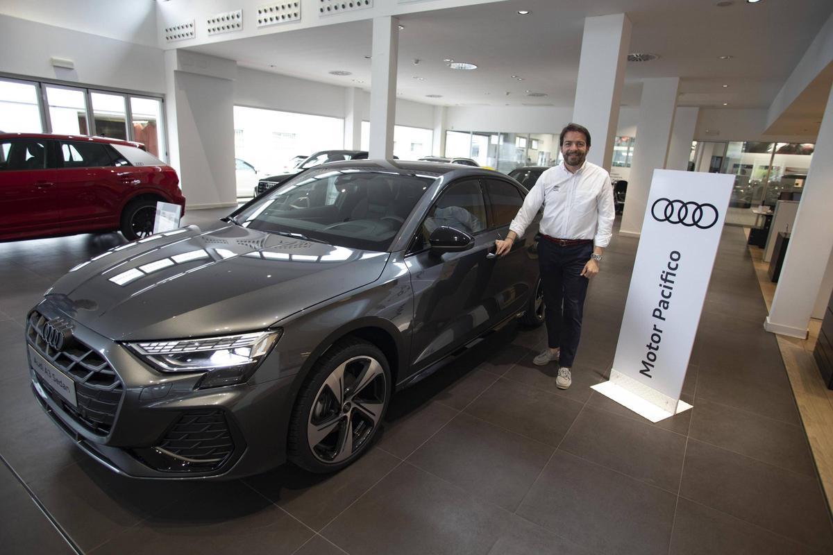 Alberto Pascual, director comercial de Audi Motor Pacífico con el nuevo Audi A3 Sedan.